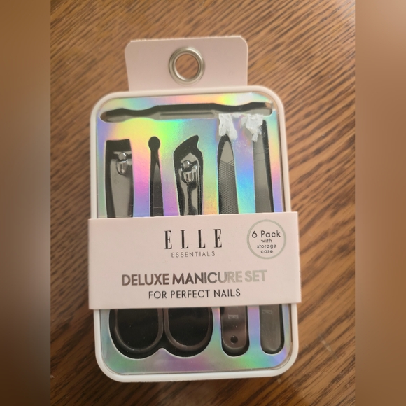 Elle Other - Elle Essentials Manicure Set with Metallic Finish